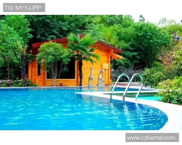 畅享清凉夏日，游泳池周边完美打造休闲度假胜地